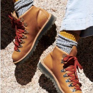 NEW Danner Mountain Light Cascade Hiker Boots